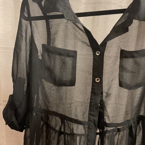 🖤3/$25 Sheer long sleeve black top with ruffled bottom & adjustable sleeves 🖤 - Picture 4 of 5
